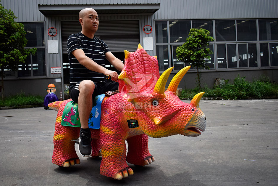 三角恐龍恐龍車，商場騎的三角龍，三角龍童車