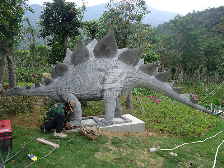 水泥雕塑劍龍制作，水泥恐龍制作